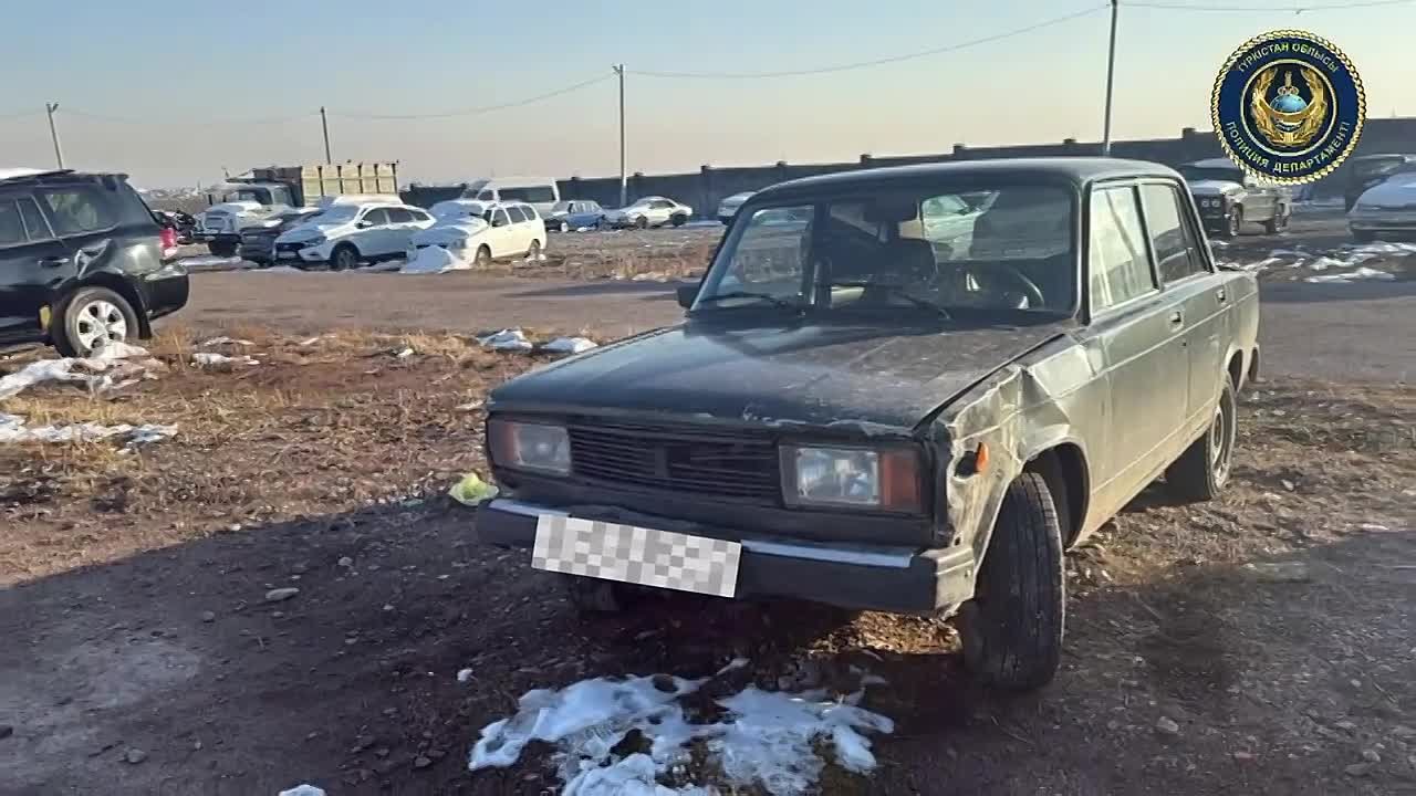 Автомобиль закружил елку в новогоднем хороводе в Казахстане