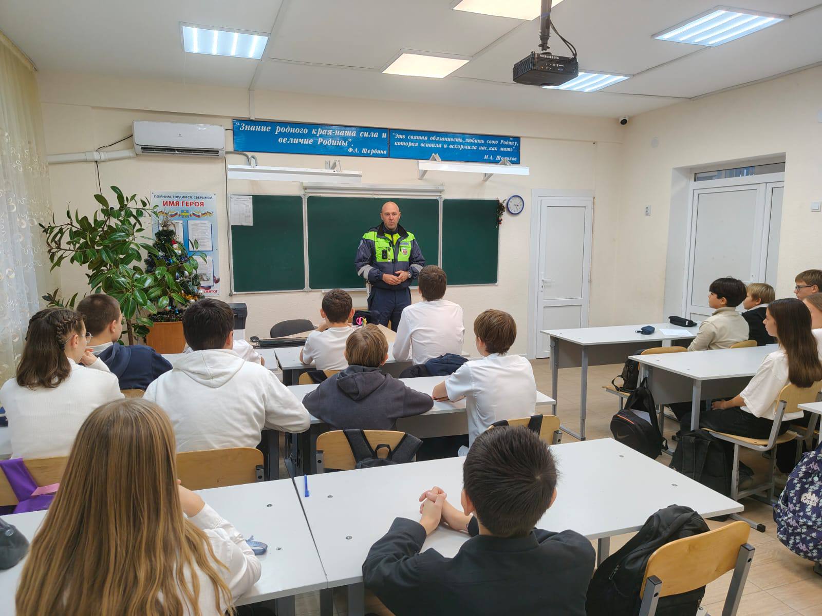 Сотрудники Госавтоинспекции г. Анапы в рамках акции «Внимание — дети!» провели профилактические мероприятия в школах