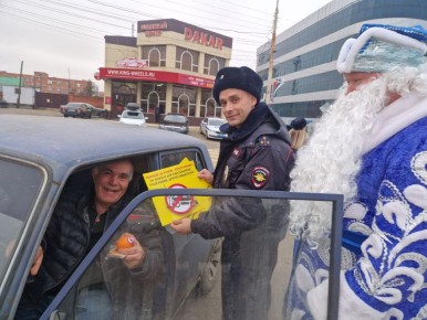 Сотрудники Госавтоинспекции г. Армавира приняли участие в предновогодней акции «Полицейский Дед Мороз»