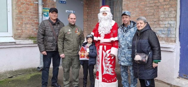 Сотрудники линейного отдела МВД России на станции Кавказская совместно с членом Общественного совета при линейном отделе Ниной Боевой и председателем Совета ветеранов подполковником внутренней службы в отставке Александром...