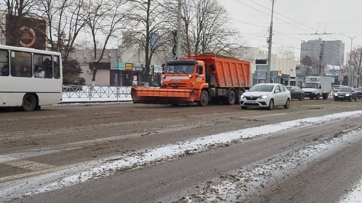 Около 70 единиц техники чистят от снега региональные трассы на Кубани