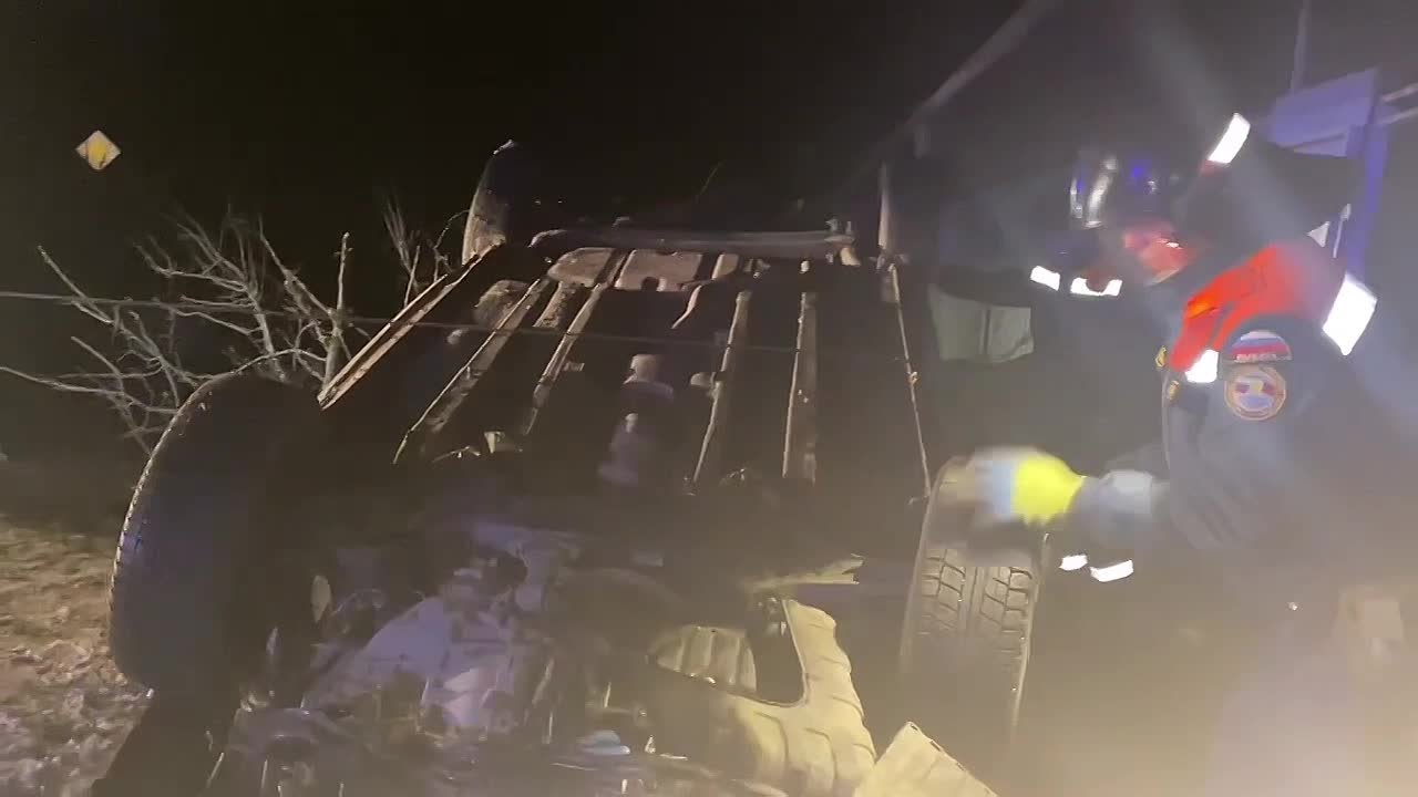 Сотрудники Госавтоинспекции Ейского района устанавливают обстоятельства и причины ДТП, в котором погиб 46-летний пассажир