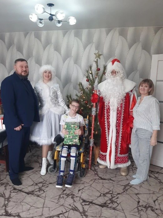 Сегодня глава Ейска Денис Квитовский приехал в гости к 15-летнему Акиму Лесниченко, который оставил на ёлке, установленной в администрации, своё пожелание получить к новому году подарок-сюрприз