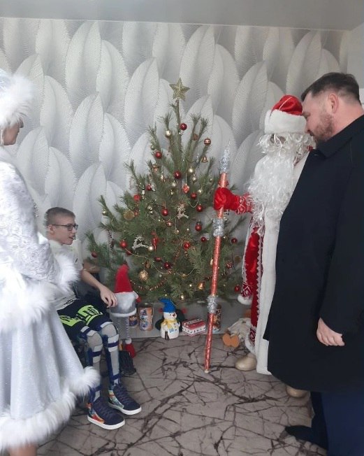 Сегодня глава Ейска Денис Квитовский приехал в гости к 15-летнему Акиму Лесниченко, который оставил на ёлке, установленной в администрации, своё пожелание получить к новому году подарок-сюрприз Сегодня глава Ейска Денис Квитовский приехал в гости к 15-летнему Акиму Лесниченко, который оставил на ёлке, установленной в администрации, своё пожелание получить к новому году подарок-сюрприз