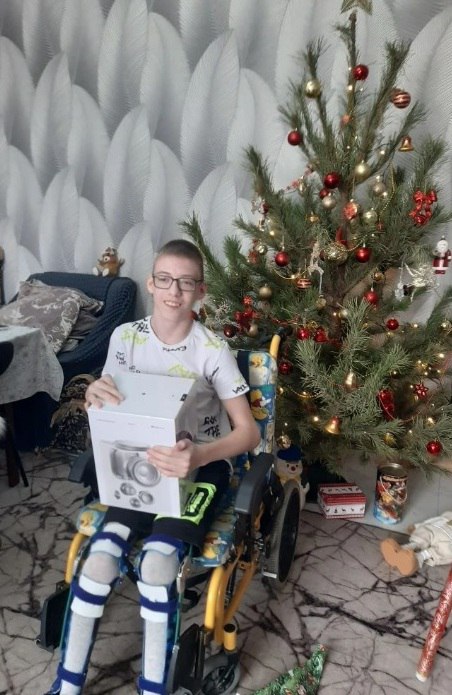 Сегодня глава Ейска Денис Квитовский приехал в гости к 15-летнему Акиму Лесниченко, который оставил на ёлке, установленной в администрации, своё пожелание получить к новому году подарок-сюрприз Сегодня глава Ейска Денис Квитовский приехал в гости к 15-летнему Акиму Лесниченко, который оставил на ёлке, установленной в администрации, своё пожелание получить к новому году подарок-сюрприз