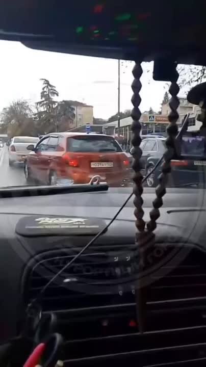 Мертвого мужчину нашли в припаркованной машине в Сочи