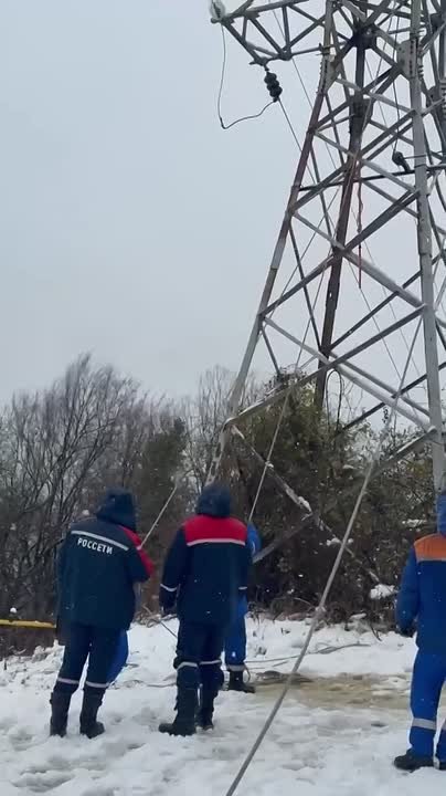 Сильный мокрый снег оборвал провода на воздушных линиях электропередачи в горных поселках Сочи