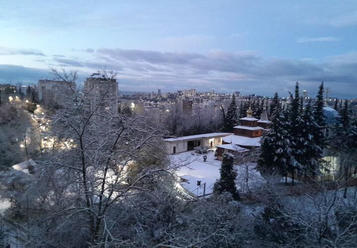 Мощный снегопад, прошедший минувшей ночью, вызвал немало проблем в центре Сочи