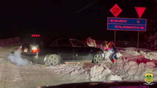 В Краснодарском крае сотрудники ДПС помогают попавшим в беду из-за снегопада