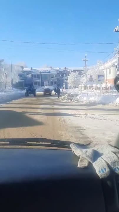 Житель Белореченска показал нашей редакции, как в городе расчищены тротуары. Мужчина сегодня проехал по одной из центральных улиц – Кирова. По его словам, что в глубине все в разы печальнее