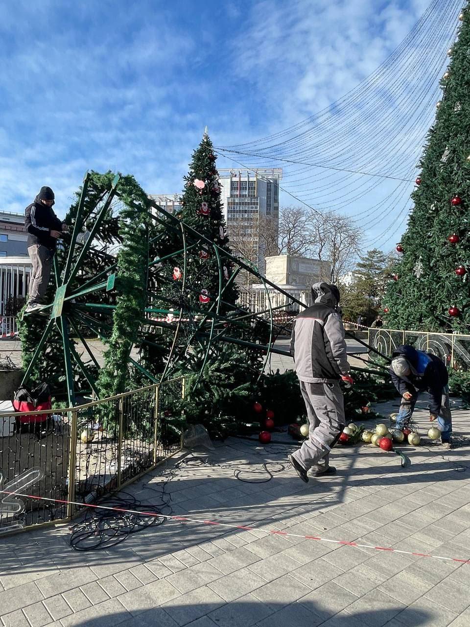 Ветер разнес Театральную площадь в Анапе Ветер разнес Театральную площадь в Анапе
