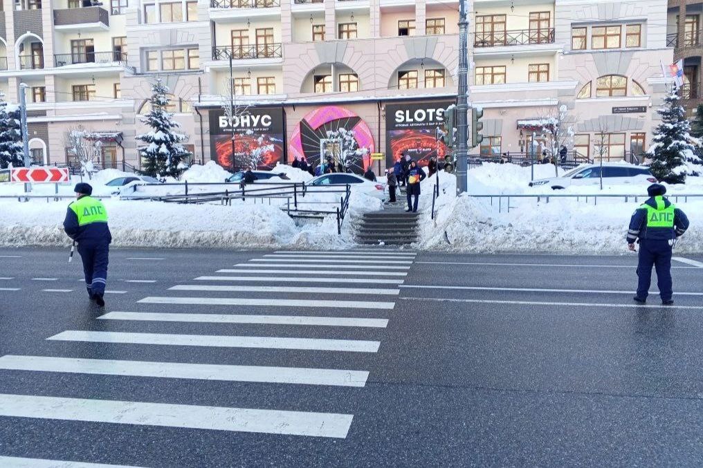 Глава Сочи Андрей Прошунин призвал жителей и гостей города отказаться от личного транспорта при поездках в Красную Поляну в праздничные дни Глава Сочи Андрей Прошунин призвал жителей и гостей города отказаться от личного транспорта при поездках в Красную Поляну в праздничные дни