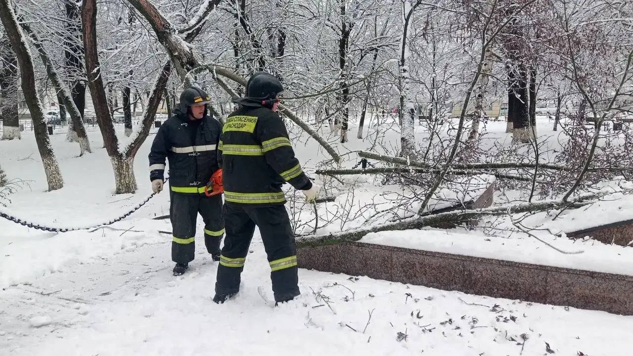 Евгений Наумов поблагодарил работающих в праздники сотрудников оперативных, экстренных и городских служб Евгений Наумов поблагодарил работающих в праздники сотрудников оперативных, экстренных и городских служб