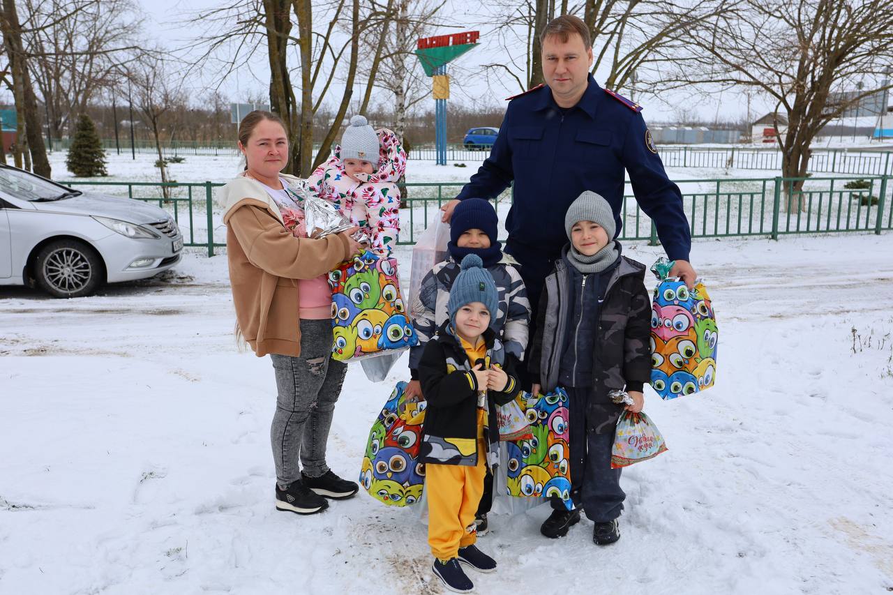 В Брюховецком районе представитель ведомства поздравил многодетную семью участника СВО с новогодними праздниками В Брюховецком районе представитель ведомства поздравил многодетную семью участника СВО с новогодними праздниками