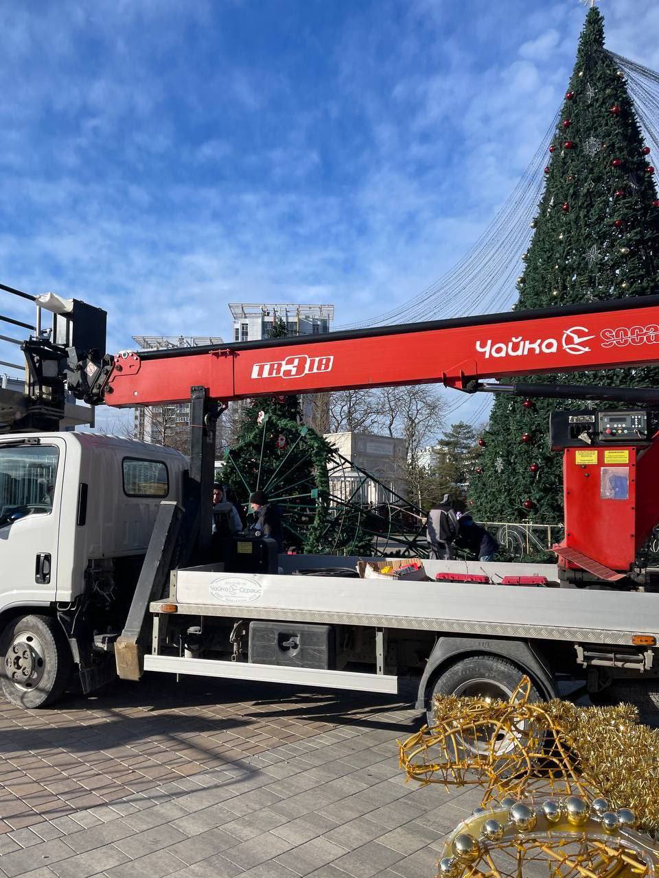 Ветер разнес Театральную площадь в Анапе Ветер разнес Театральную площадь в Анапе