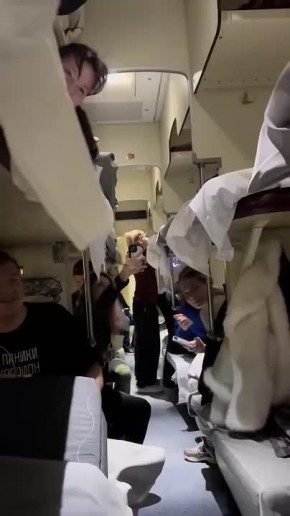 Как люди встретили Новый год на юге в застрявших из-за снега поездах