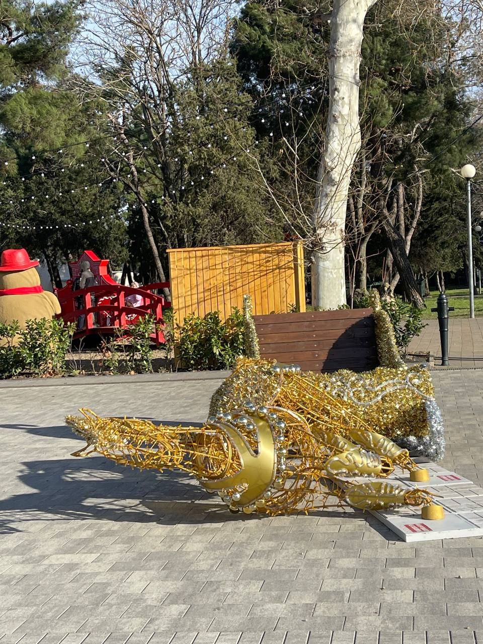 В Анапе порывы ветра уронили ёлку В Анапе порывы ветра уронили ёлку