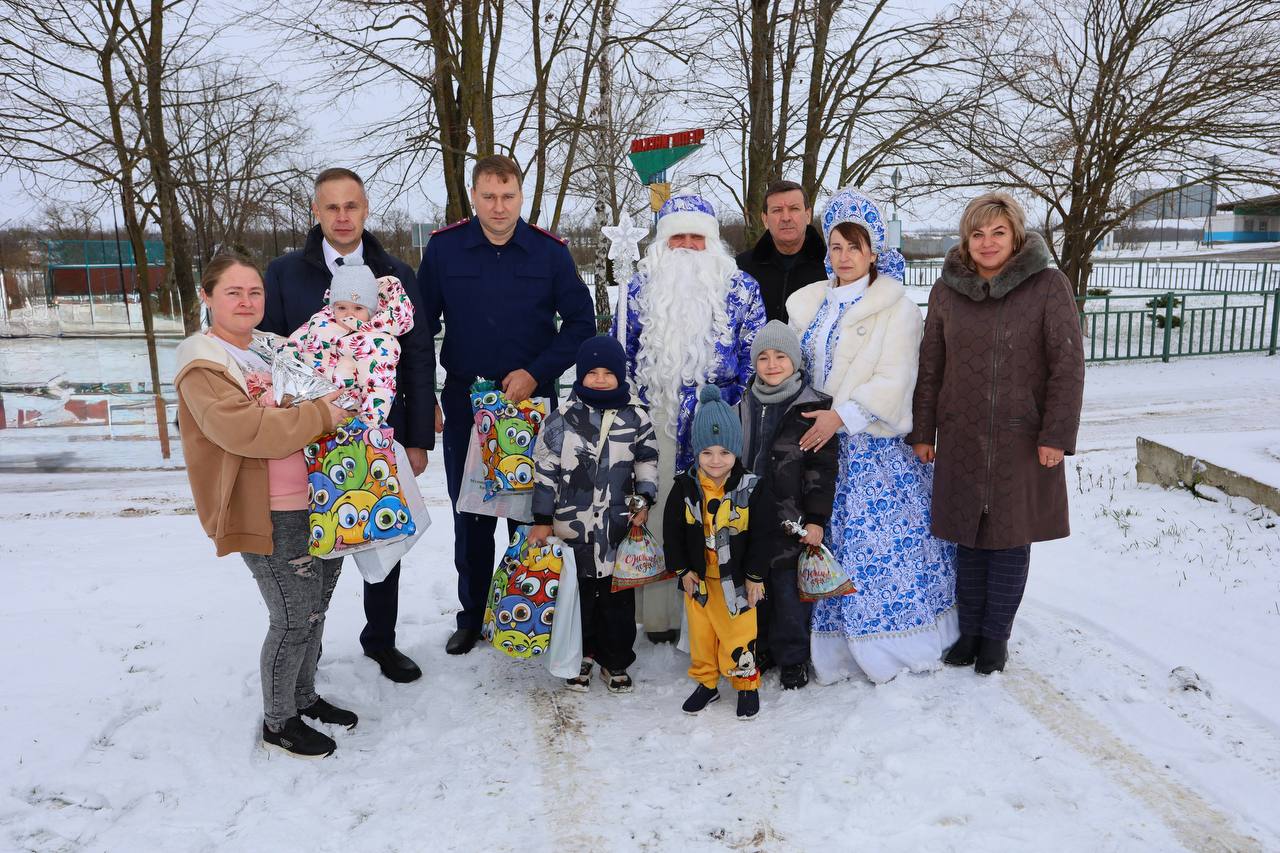 В Брюховецком районе представитель ведомства поздравил многодетную семью участника СВО с новогодними праздниками