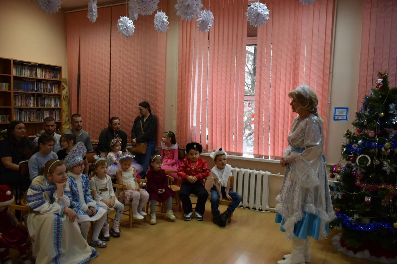 Новогодние каникулы для всей семьи: праздник для самых маленьких читателей и их родителей подготовили в библиотеке Новороссийска