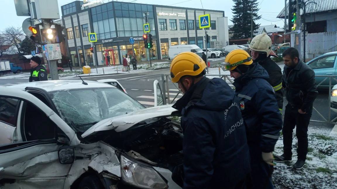 Евгений Наумов: В эти новогодние праздники сотни специалистов находятся на своих рабочих местах, обеспечивая безопасность и своевременную помощь жителям и гостям города Евгений Наумов: В эти новогодние праздники сотни специалистов находятся на своих рабочих местах, обеспечивая безопасность и своевременную помощь жителям и гостям города