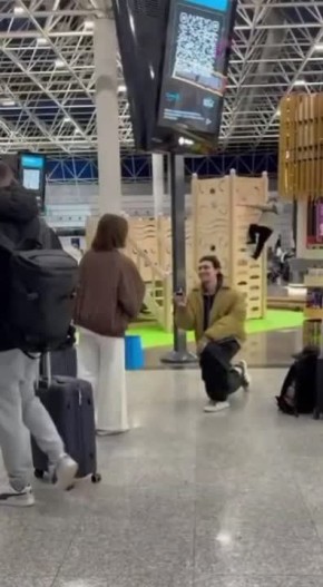 Предложение руки и сердца помогли сделать молодому человеку работники аэропорта Сочи