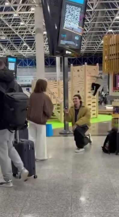 Предложение руки и сердца помогли сделать молодому человеку работники аэропорта Сочи