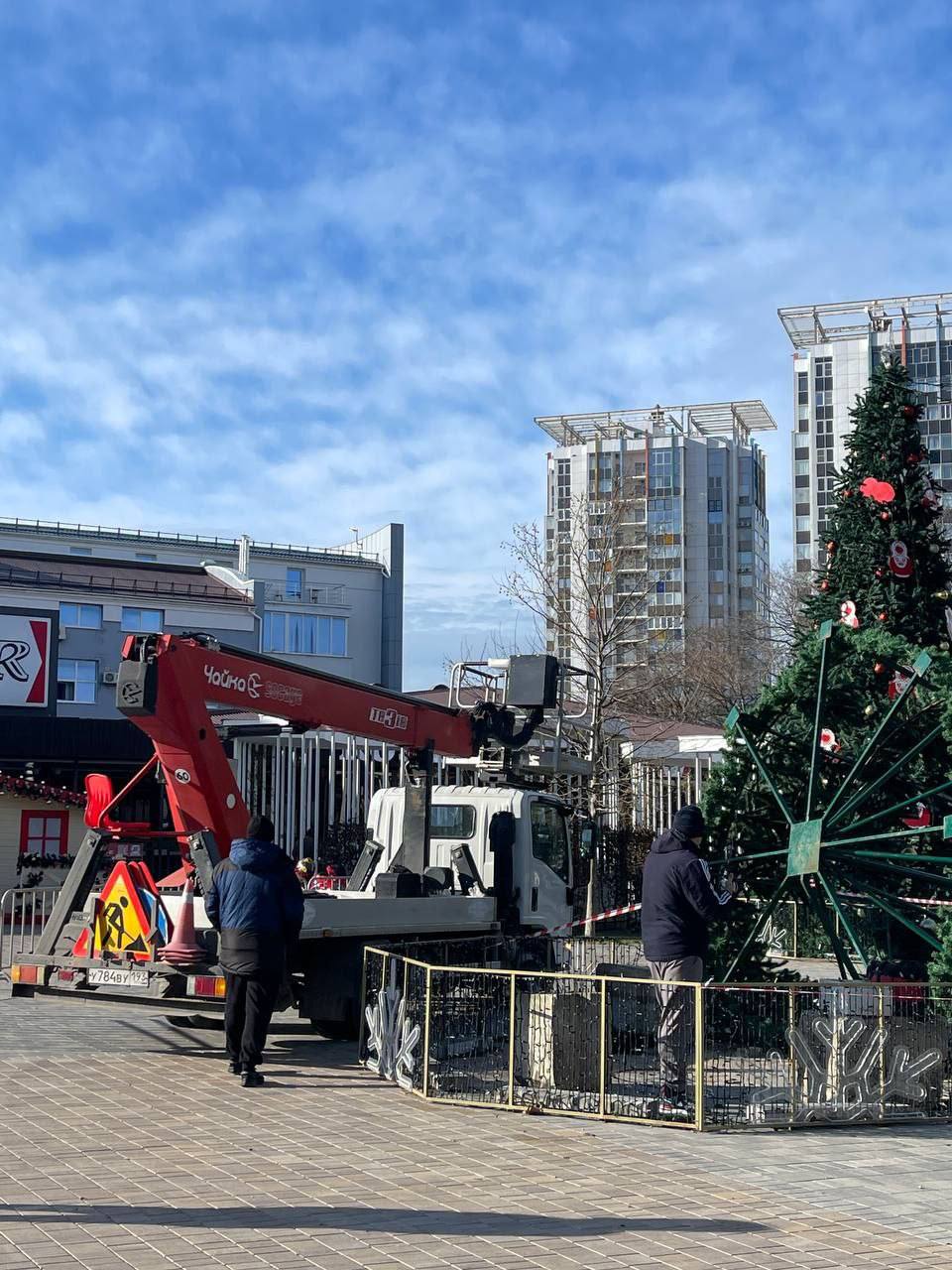 Ветер разнес Театральную площадь в Анапе Ветер разнес Театральную площадь в Анапе