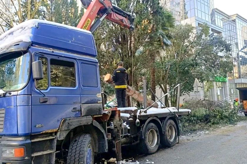 Глава Сочи Андрей Прошунин призвал жителей и гостей города отказаться от личного транспорта при поездках в Красную Поляну в праздничные дни Глава Сочи Андрей Прошунин призвал жителей и гостей города отказаться от личного транспорта при поездках в Красную Поляну в праздничные дни