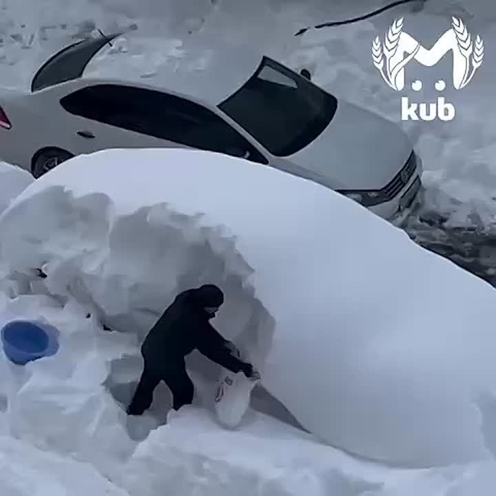 Около 95 тысяч человек уже четверо суток остаются без света и воды в Белореченском и Апшеронском районах