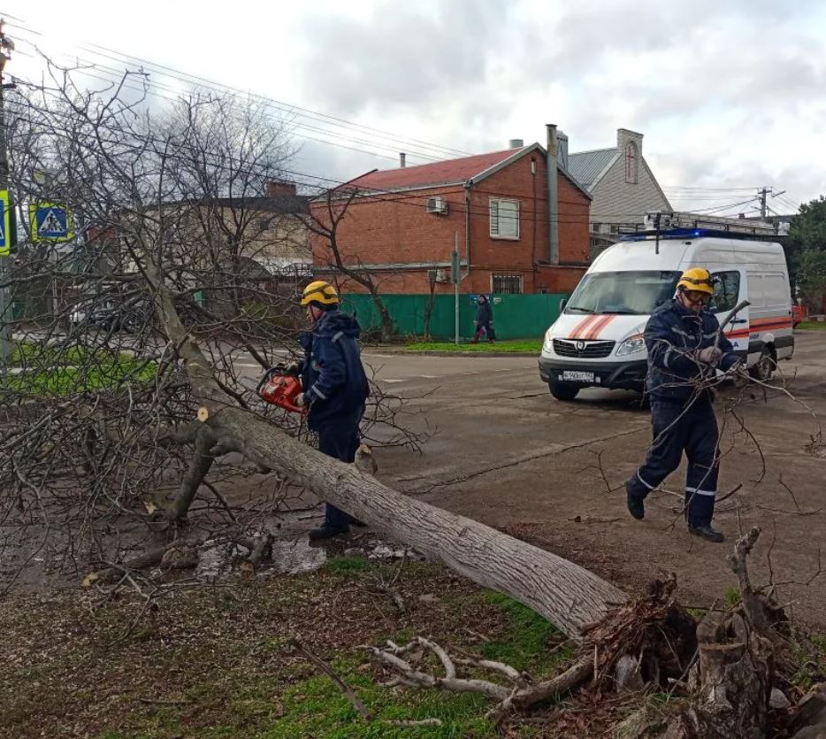 Спасатели устраняют последствия сильного ветра