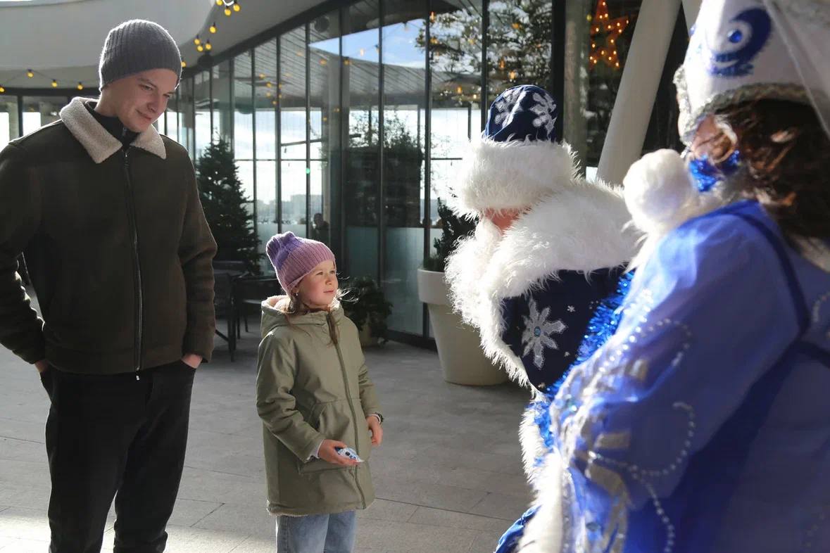 Алексей Богодистов: Геленджик встречает Новый год подоброму, по традиции на набережной каждый день можно встретить Деда Мороза и Снегурочку Алексей Богодистов: Геленджик встречает Новый год подоброму, по традиции на набережной каждый день можно встретить Деда Мороза и Снегурочку