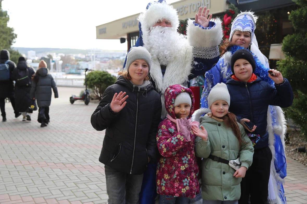Алексей Богодистов: Геленджик встречает Новый год подоброму, по традиции на набережной каждый день можно встретить Деда Мороза и Снегурочку Алексей Богодистов: Геленджик встречает Новый год подоброму, по традиции на набережной каждый день можно встретить Деда Мороза и Снегурочку