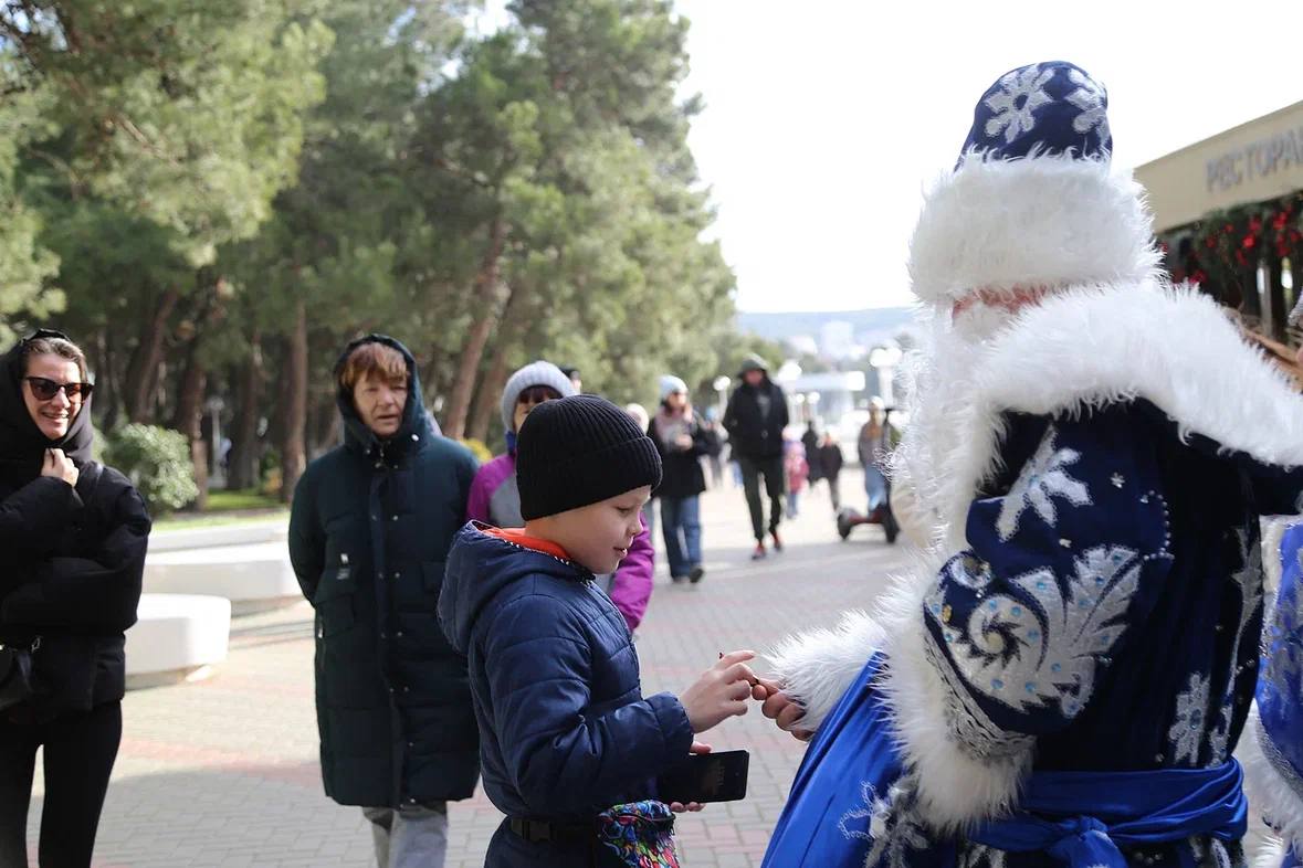 Алексей Богодистов: Геленджик встречает Новый год подоброму, по традиции на набережной каждый день можно встретить Деда Мороза и Снегурочку Алексей Богодистов: Геленджик встречает Новый год подоброму, по традиции на набережной каждый день можно встретить Деда Мороза и Снегурочку