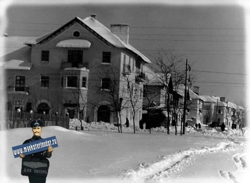 Эти домики сохранились. Они находятся на перекрёстке улиц Дзержинского и Офицерской