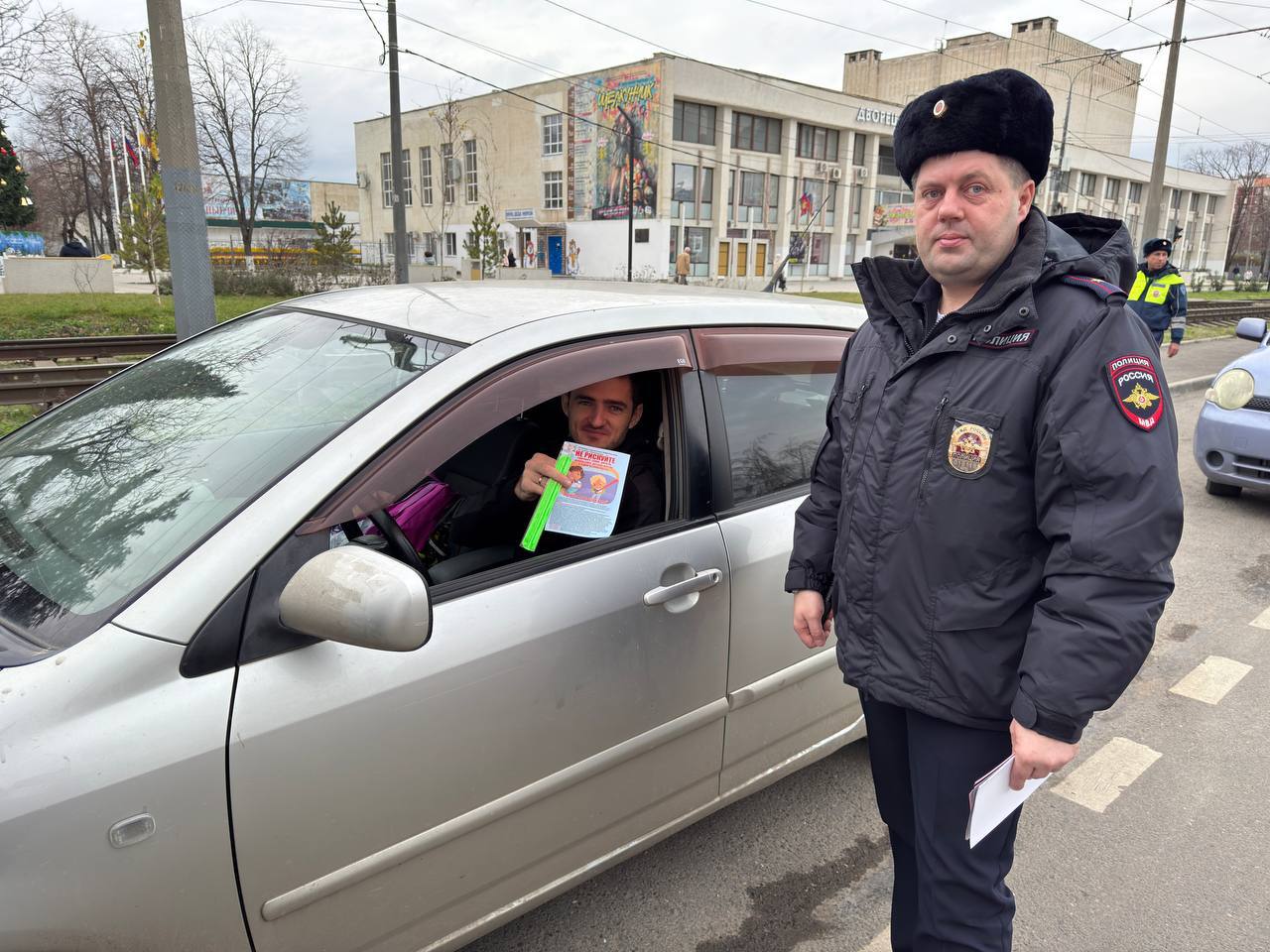 В Краснодаре Госавтоинспекторы подарили бустер родителям в рамках акции «Ребёнок — главный пассажир» В Краснодаре Госавтоинспекторы подарили бустер родителям в рамках акции «Ребёнок — главный пассажир»