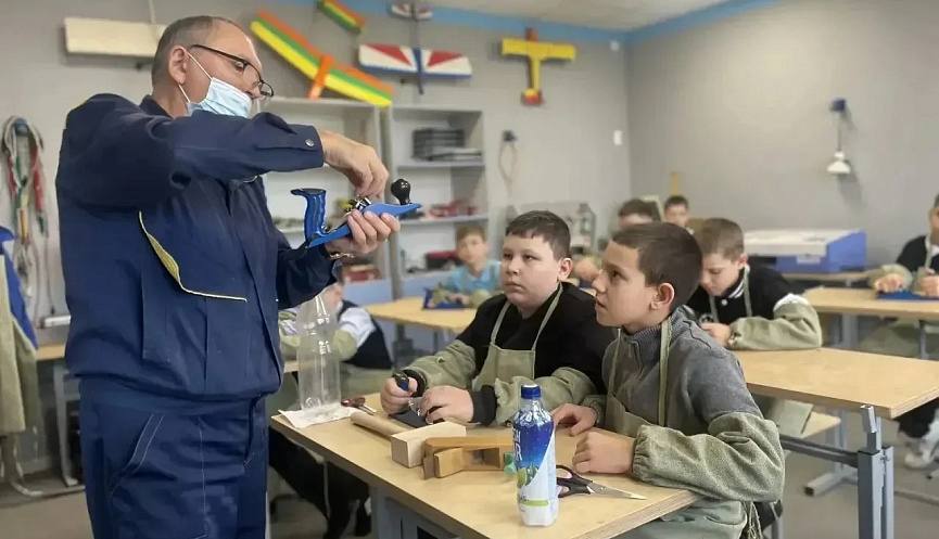 На Кубани в 2025 году обновили 425 профильных кабинетов в школах