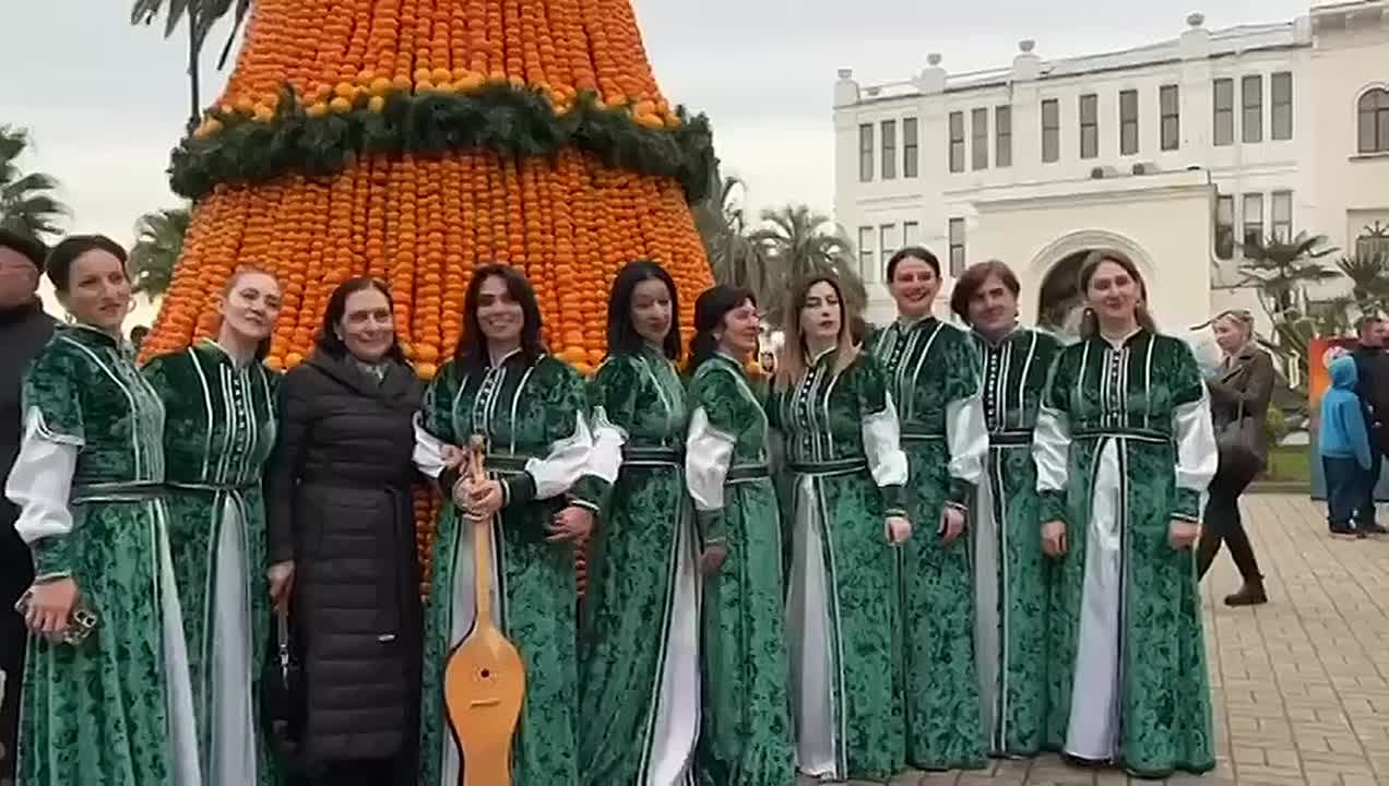 Фестиваль "Мандарин" официально открылся на театральной площади в Сухуме