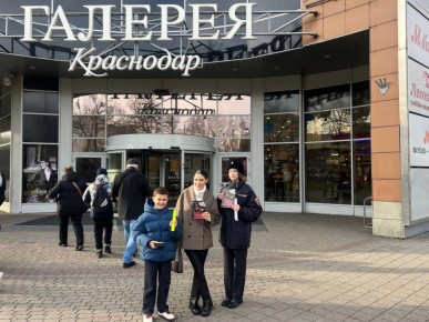 В торговых центрах Краснодара Госавтоинспекторы Управления МВД России по городу Краснодару напомнили правила перевозки детей и раздали световозвращатели