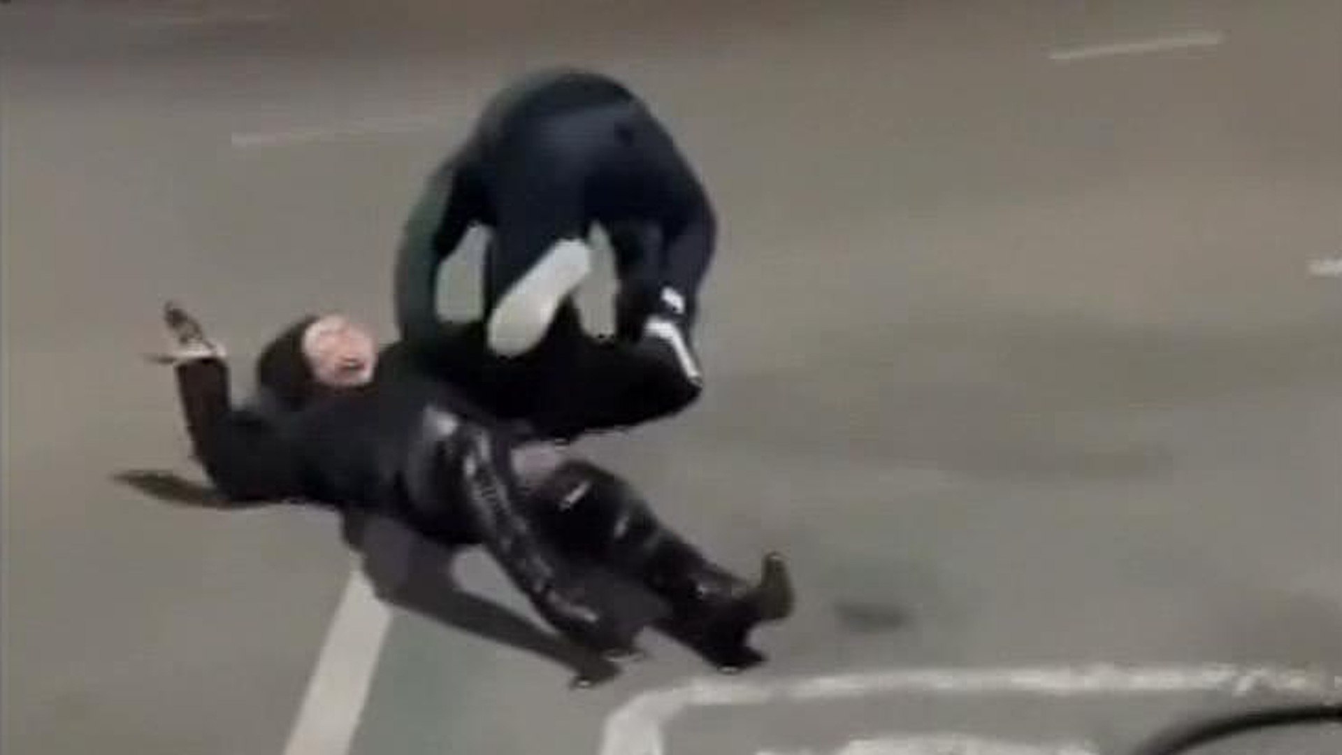 В Краснодаре встреча для двух девушек-моделей с одним джентльменом закончилась избиением