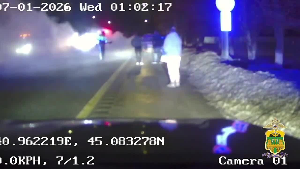 Госавтоинспекторы потушили горящий автомобиль на трассе