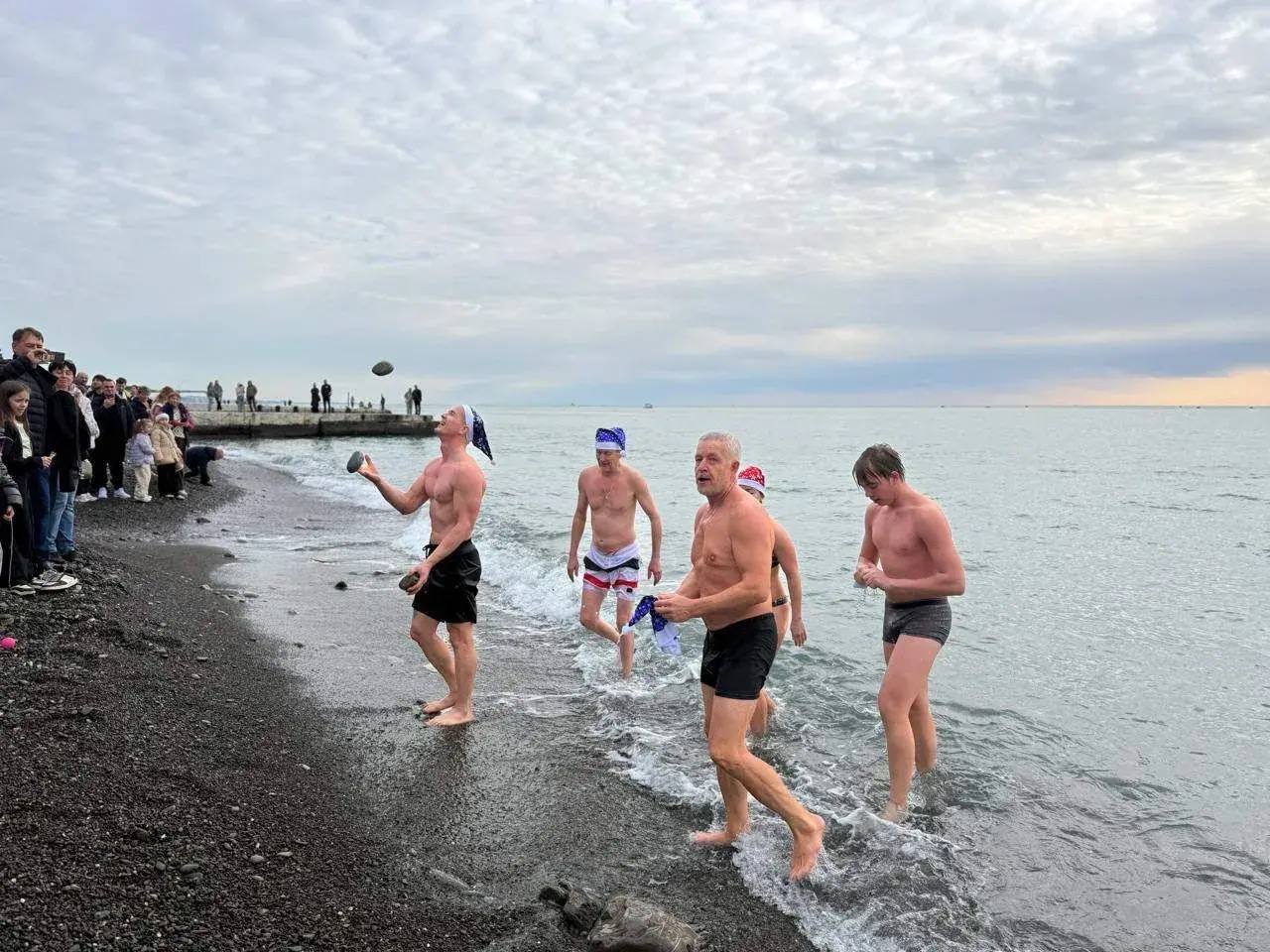 В Сочи прошёл морской заплыв Дедов Морозов В Сочи прошёл морской заплыв Дедов Морозов