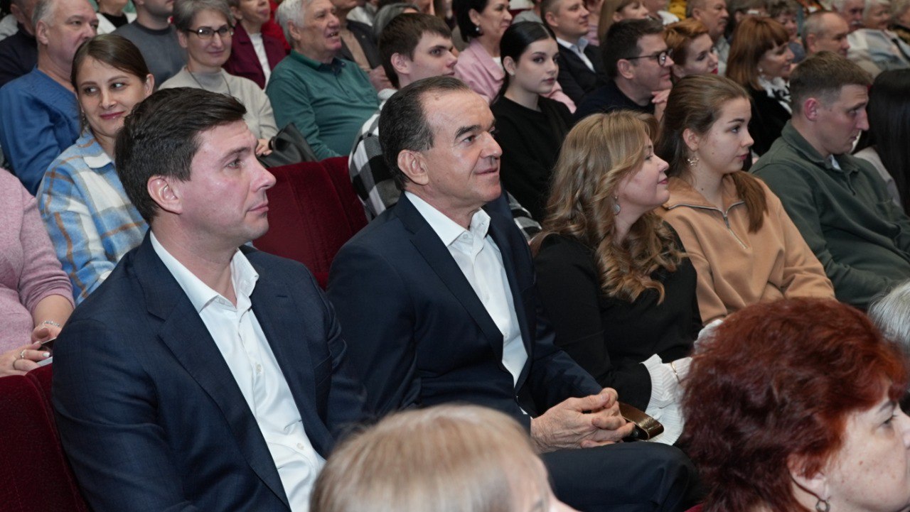 Вениамин Кондратьев посетил рождественский концерт Кубанского казачьего хора Вениамин Кондратьев посетил рождественский концерт Кубанского казачьего хора