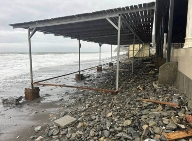 Несмотря на непогоду, пляжи Новороссийска уже начали приводить в порядок после сильного шторма