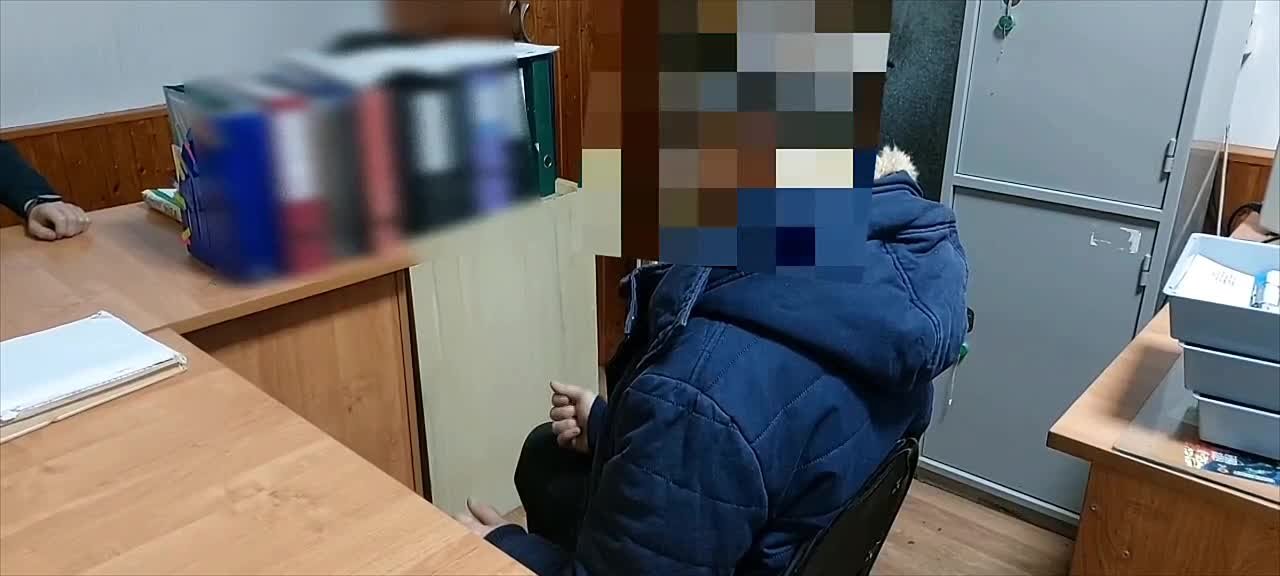 Был пьяный. Остатки вина недопитого вылил в темноту