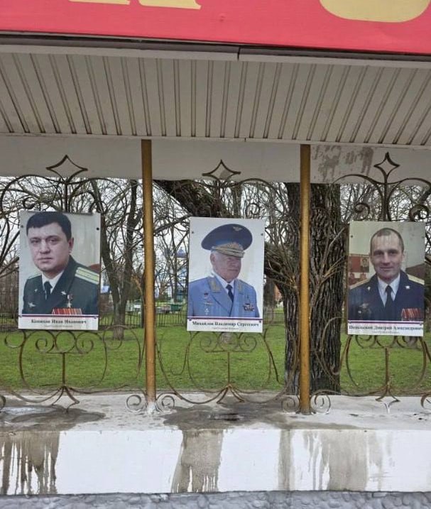 Был пьяный. Остатки вина недопитого вылил в темноту Был пьяный. Остатки вина недопитого вылил в темноту