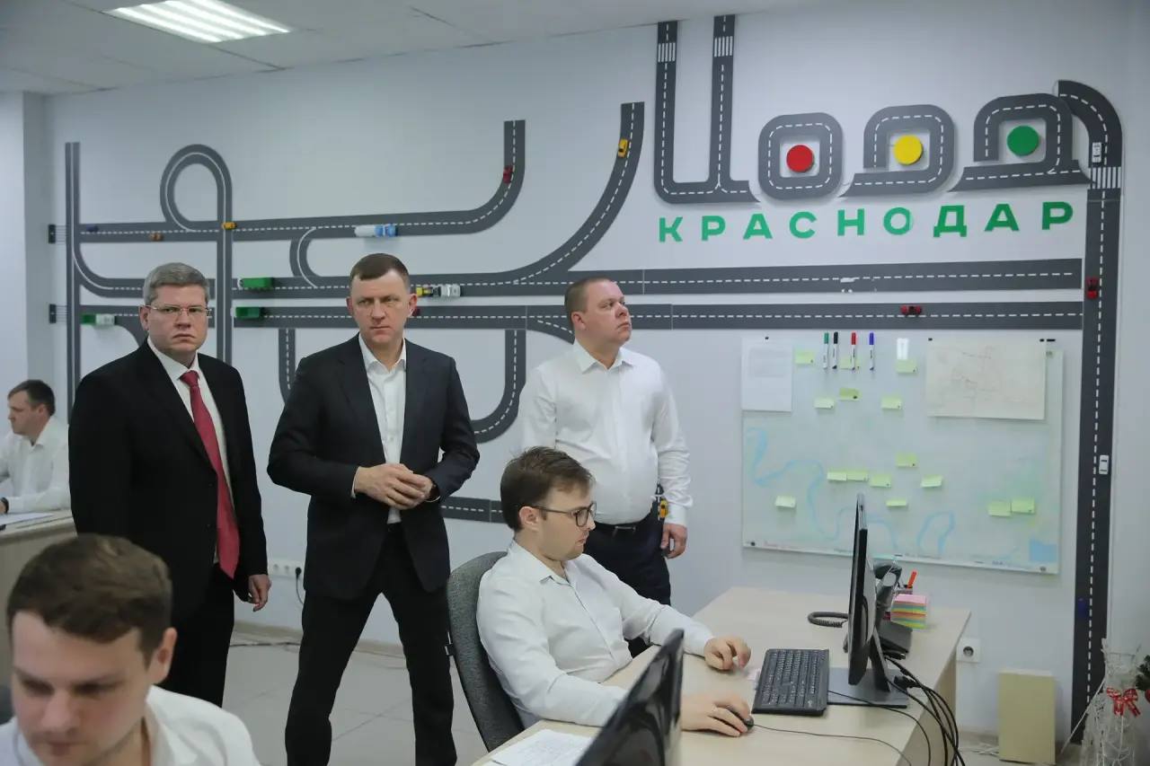 Глава Краснодара поручил уделить особое внимание расчистке от снега дорог и тротуаров у социальных объектов