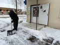 Бороться с непогодой вышли и местные жители