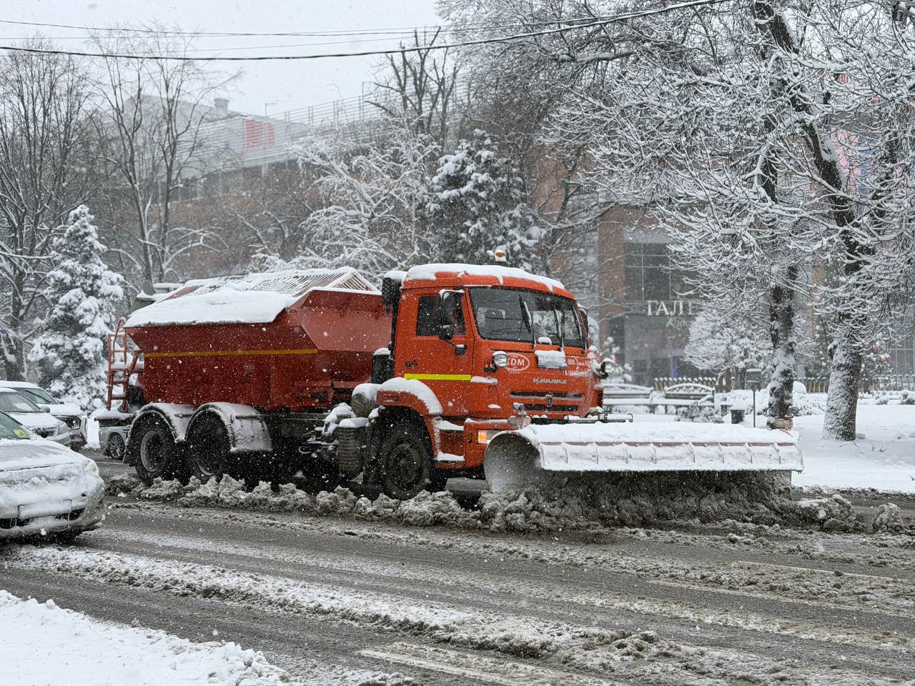 Глава Краснодара поручил уделить особое внимание расчистке от снега дорог и тротуаров у социальных объектов Глава Краснодара поручил уделить особое внимание расчистке от снега дорог и тротуаров у социальных объектов