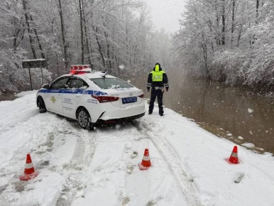 Река вышла на трассу: в Апшеронском районе перекрыли дорогу из-за паводка