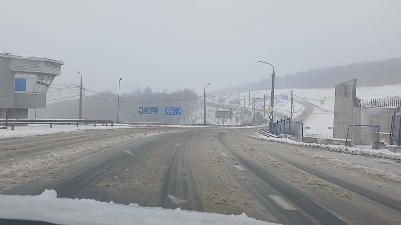 Автодорога «Новороссийск-Керчь», перевал «Волчьи ворота» обильный снегопад, образование снежного наката, работает спецтехника, зачищая снег и обрабатывая дорожное полотно